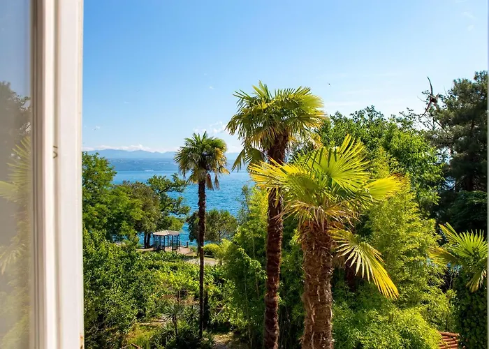 Palm And Palmino Garden Near Lungo Mare By Irundo Apartman Lovran